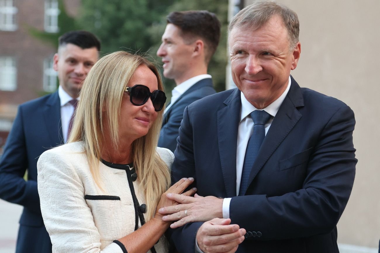 Jacek Kurski dzięki pomocy abp. Głodzia unieważnił pierwsze małżeństwo i wziął drugi ślub Kurski mimo zakazu wziął drugi ślub. Wsparcia udzielił mu abp. Głódź