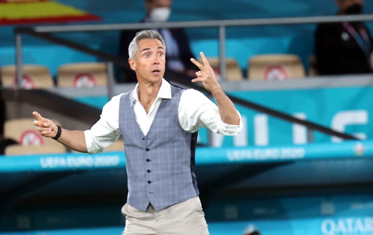 Tak prezentował się Sousa w trakcie meczu z Hiszpanią. Euro 2020: Radwańska zachwyca się stylizacją Paulo Sousy.