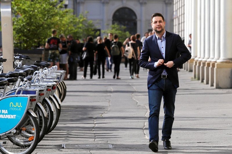 Patryk Jaki obiecał darmową komunikację miejską dla powstańców warszawskich. Tyle że to już jest.