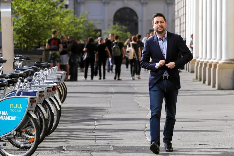 Patryk Jaki obiecał darmową komunikację miejską dla powstańców warszawskich. Tyle że to już jest.