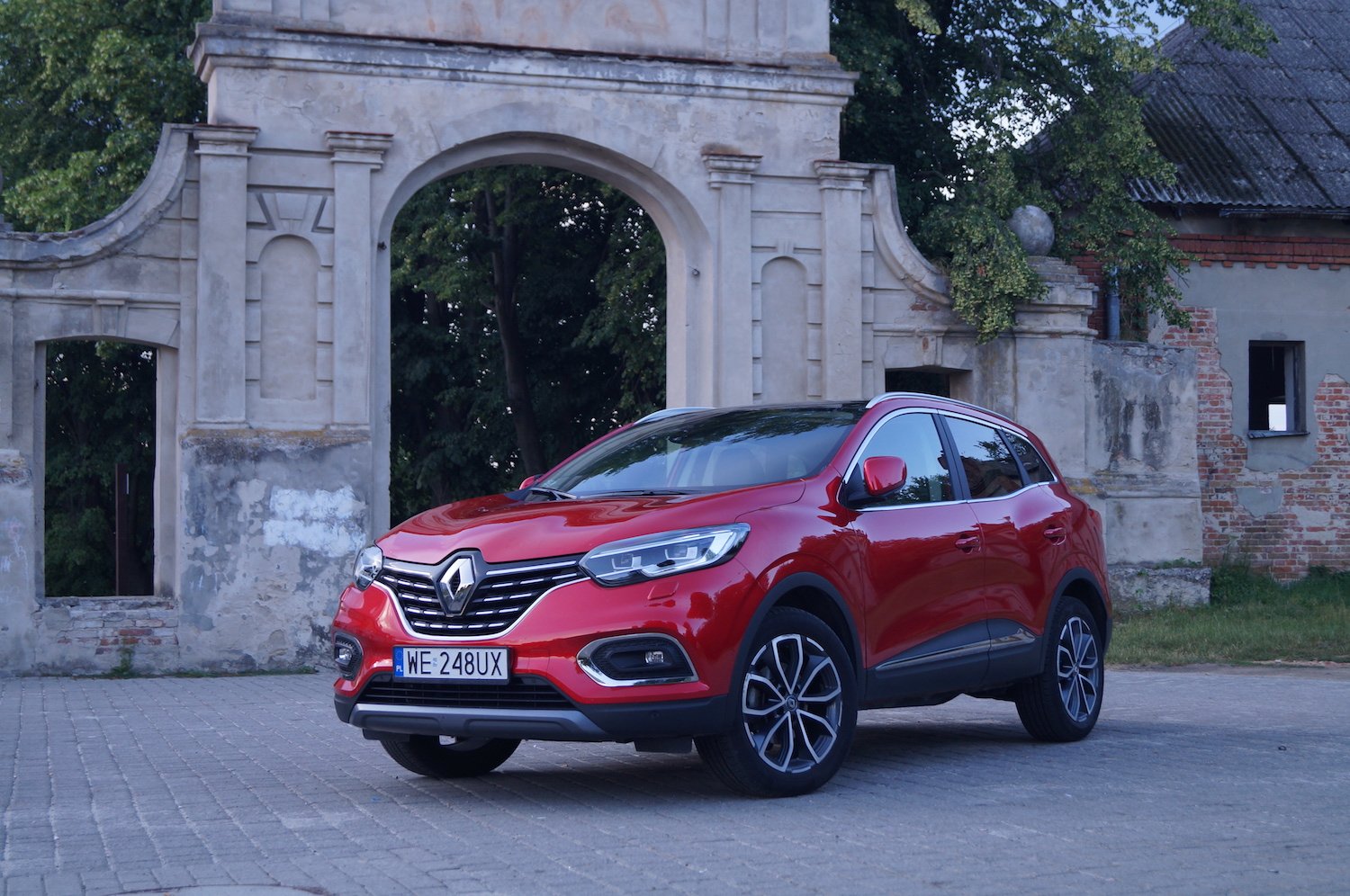 Renault Kadjar po liftingu wygląda o wiele lepiej. Mało pali, jest zwrotne i pomaga przetrwać w zatłoczonym mieście. To idealne auto dla rodziny.