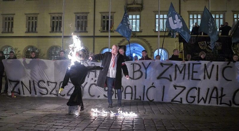 18.11.2015 Wrocław . Były współpracownik Kukiza , współorganizator "Ruchu Oburzonych " Piotr Rybak , oraz członkowie i sympatycy ONR'u i Młodzieży Wszechpolskiej palą "Kukłę Żyda " i flagę UE - podczas antyeuropejskiej, antyislamskiej, wymierzonej przeciw