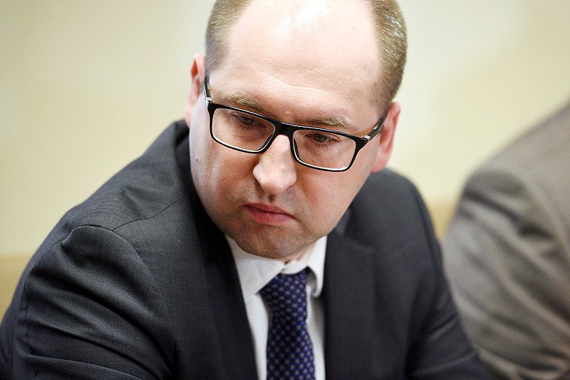 Wicemarszałek Senatu Adam Bielan krytykuje niektórych polityków podróżujących limuzynami na sygnałach.