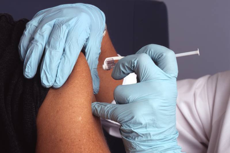 69-letni mężczyzna mieszkający na co dzień w węgierskim mieście Szombathely otrzymał przez pomyłkę sześć dawek szczepionki firmy Pfizer.