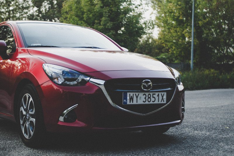 Mazda 2 to ładne i kompaktowe miejskie auto.