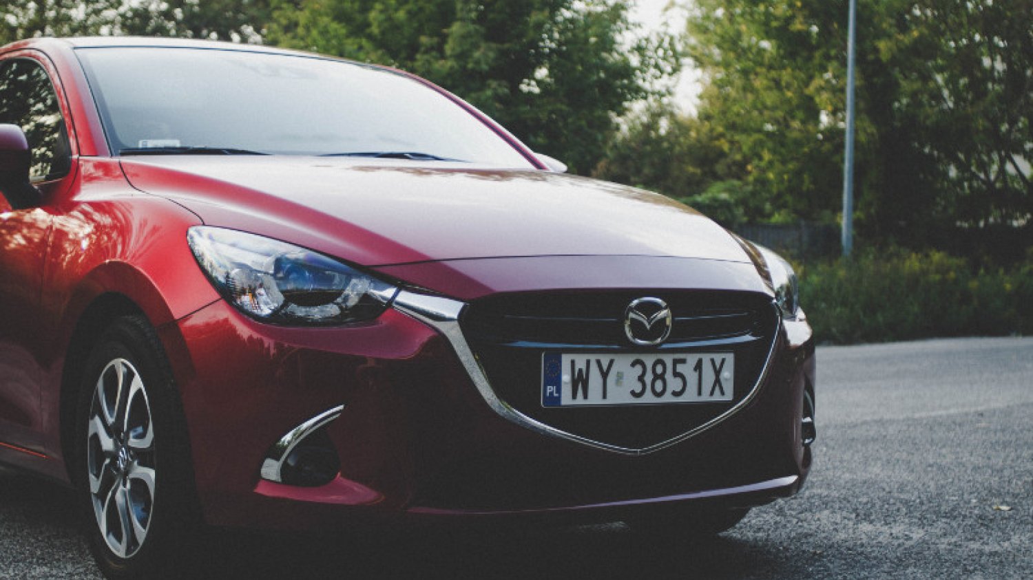 Mazda 2 to ładne i kompaktowe miejskie auto.