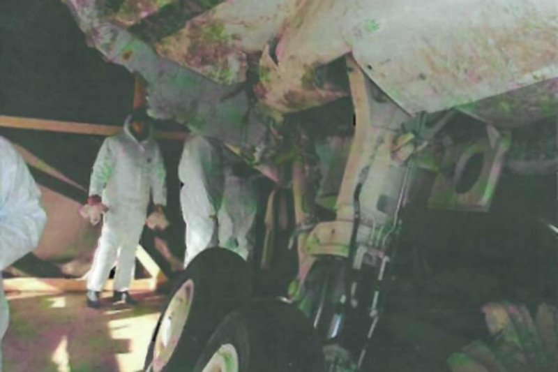 To nie wirtualna prezentacja MON. Eksperci badają wrak zbierając próbki i poszukując śladów wybuchu.