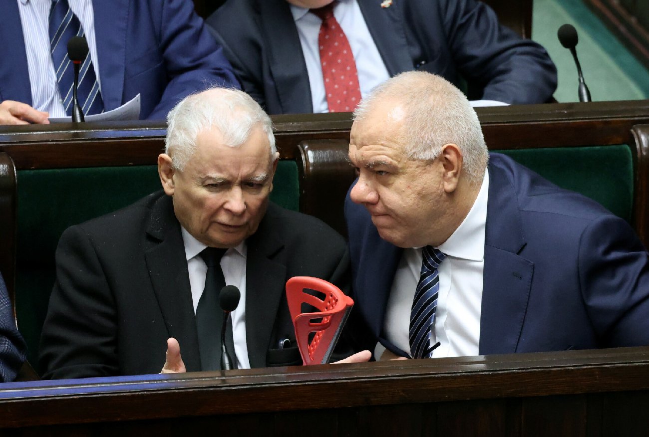 Sondaż. Nawet CBOS nie kryje, że PiS traci poparcie.