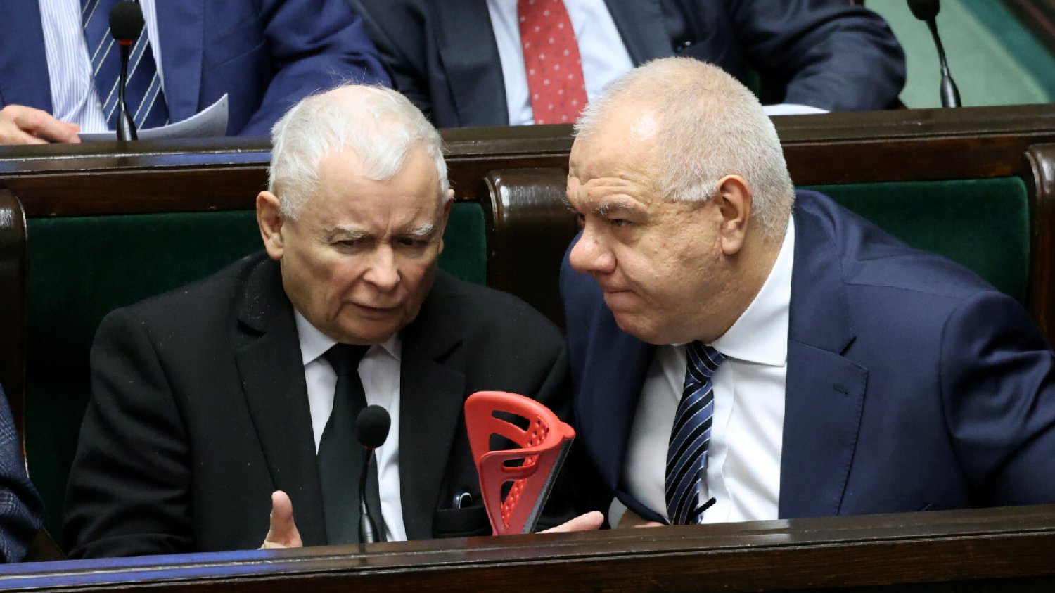 Sondaż. Nawet CBOS nie kryje, że PiS traci poparcie.