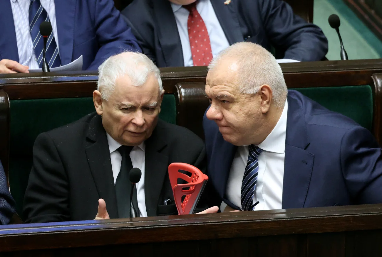 Sondaż. Nawet CBOS nie kryje, że PiS traci poparcie.