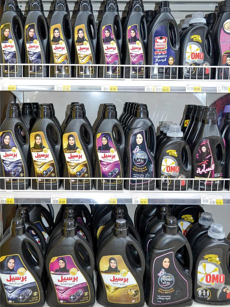 Czarny nikab to najważniejszy strój dla kobiet z ZEA. Trzeba o niego odpowiednio dbać.