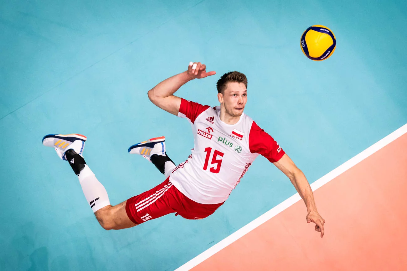 Jakub Kochanowski to jeden z pewniaków w kadrze trenera Nikoli Grbicia. Środkowy imponuje formą na MŚ 2022.