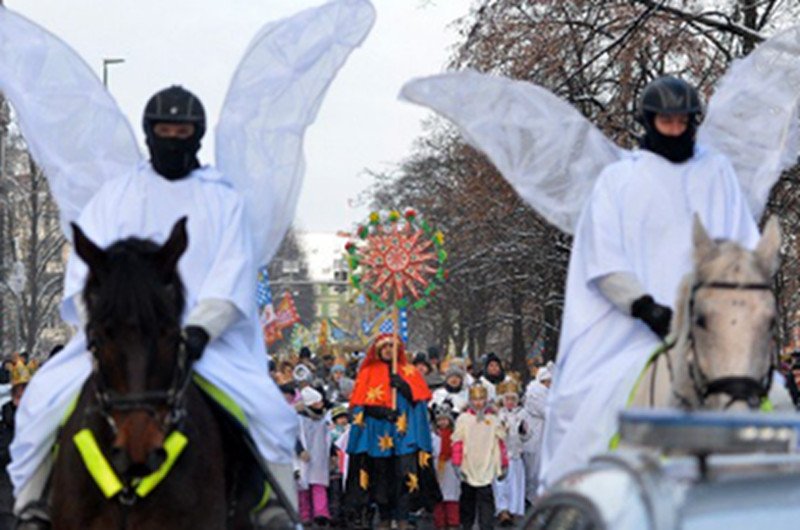 Konie, skrzydła, białe szaty. A pod szatami mundury. Do Orszaku Trzech Króli użyto w Szczecinie policjantów.