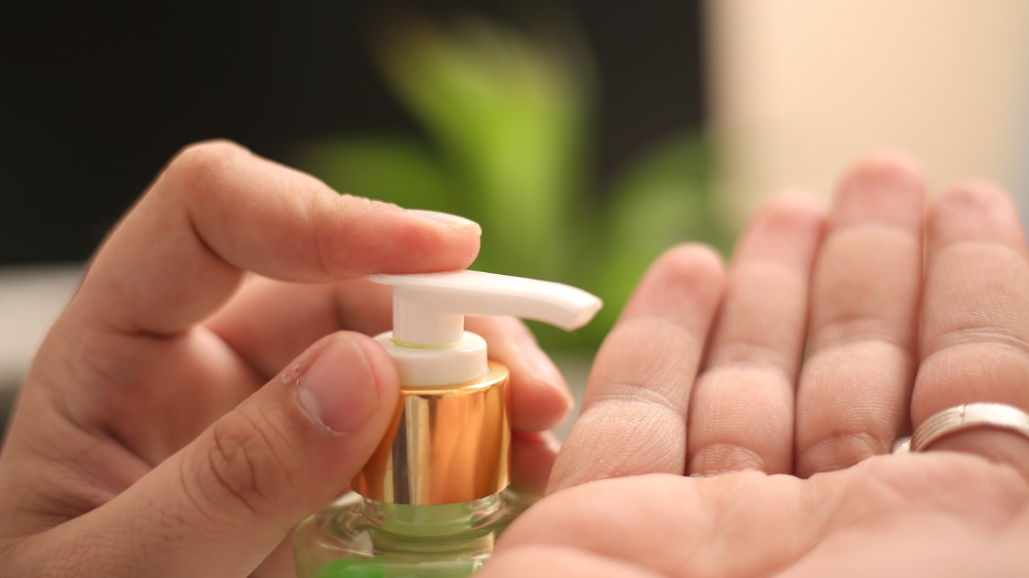 Hebe – promocja na perfumy w kremie. Naturalne bez alkoholu Hebe – promocja na perfumy w kremie. Naturalne bez alkoholu