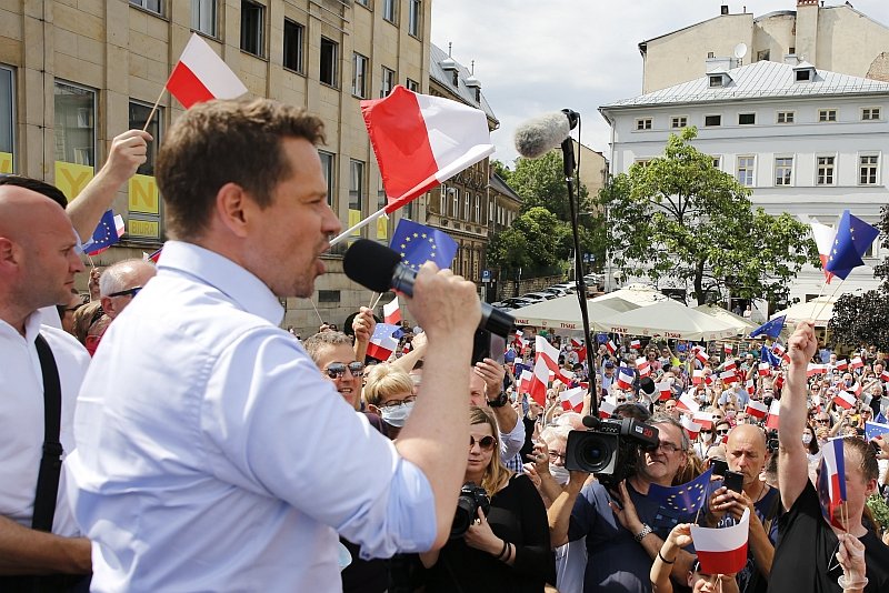 Rafał Trzaskowski wygrywa z Andrzejem Dudą w II turze wyborów. Rafał Trzaskowski wygrywa z Andrzejem Dudą w II turze wyborów.