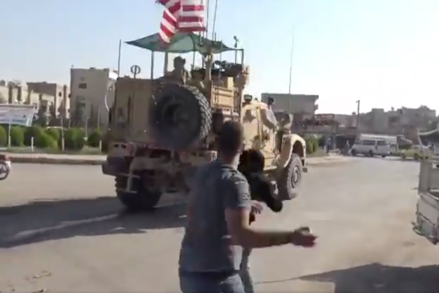 Kurdowie pożegnali odjeżdżających z Syrii Północnej Amerykanów kamieniami i pomidorami.