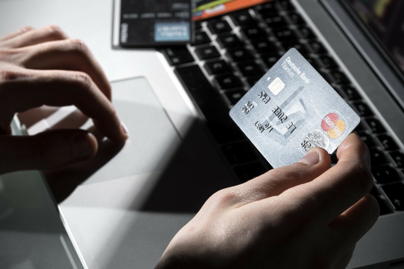 Za takie "zakazane tytuły przelewów" grozi nawet blokada konta w banku "Zakazane tytuły przelewów". Jak nie wysyłać pieniędzy znajomym lub rodzinie?