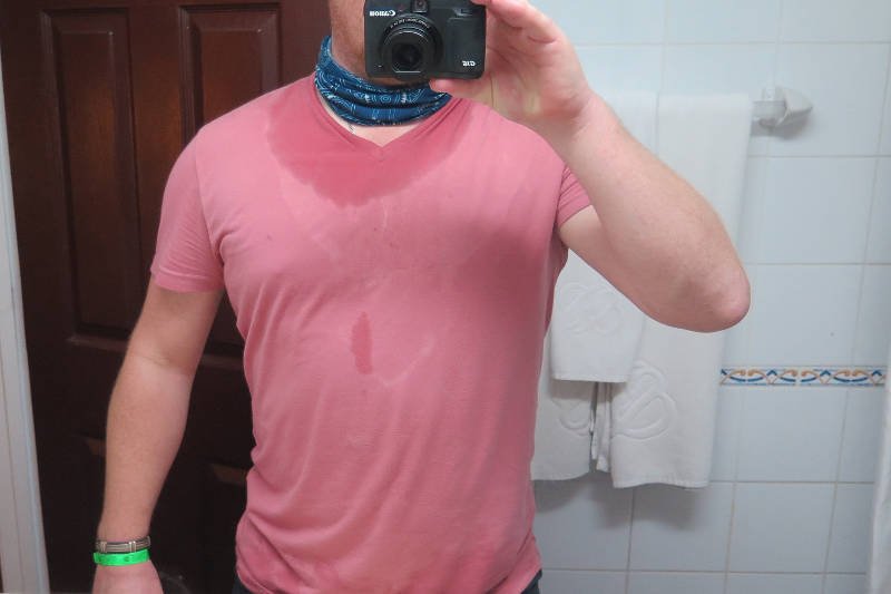 Jeśli pocisz się bardzo mocno, noś ze sobą ubrania na zmianę. Inaczej nawet kapiel, najlepsze perfumy i dezodorant nie pomogą pozbyć się uczucia nieświeżości