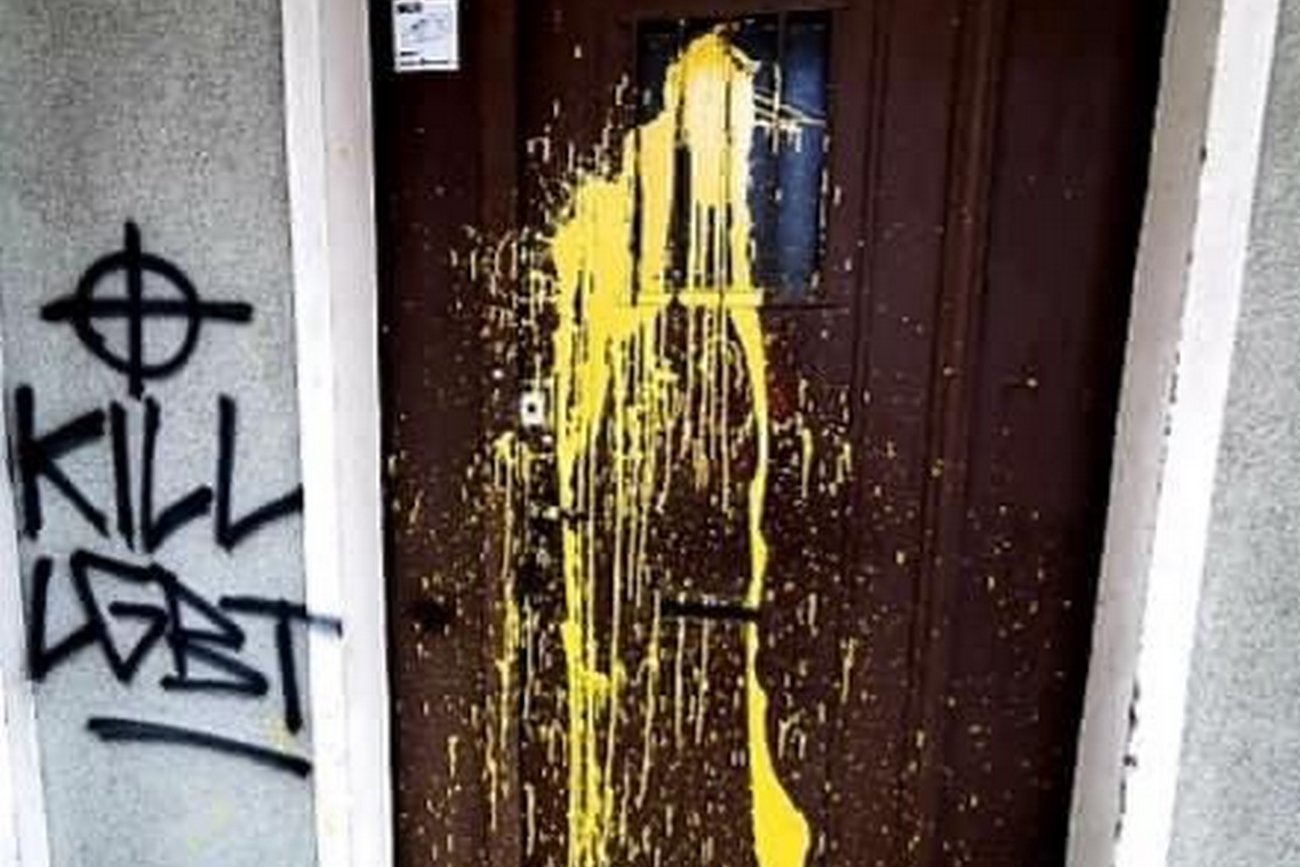 Na ścianach biura posłów Lewicy pojawiły się hasła nawołujące do przemocy.