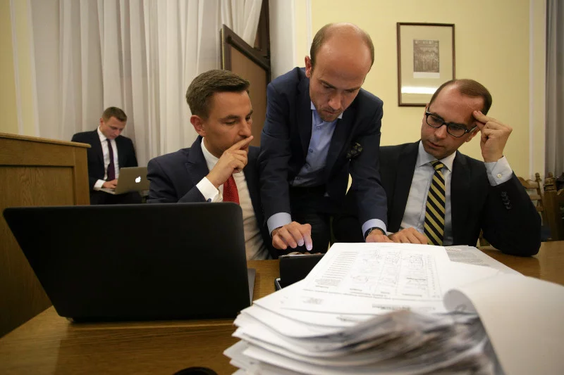 Posłowie opozycji i PiS zgłosili łącznie ponad 1300 poprawek, ale żadna z nich nie była merytorycznie głosowana. Przewodniczący Piotrowicz zarządził głosowanie hurtowe.