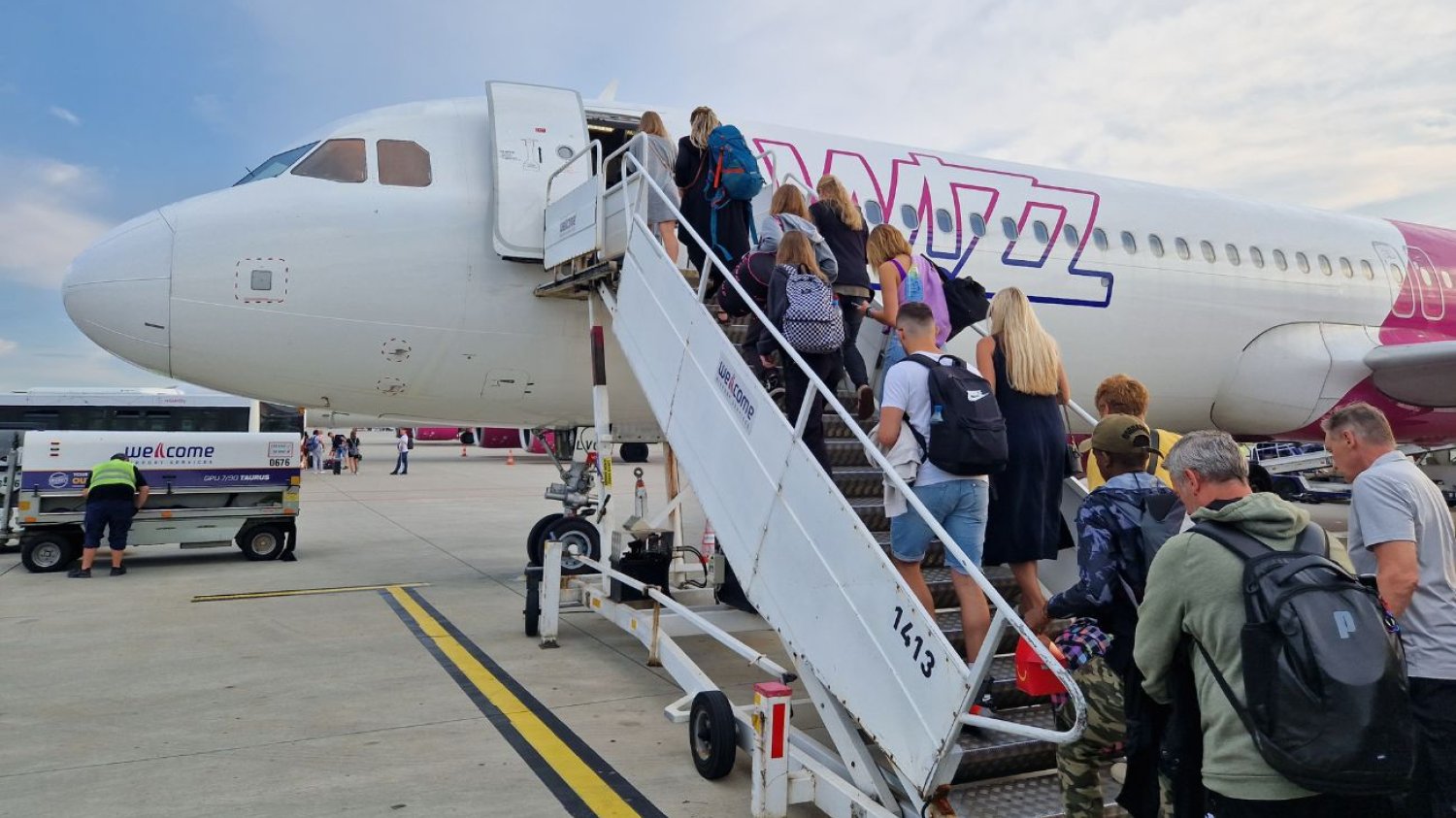 Pasażerowie przesadzili. W takim stanie zostawili samolot Wizz Aira Samolot Wizz Aira pełen śmieci. Tak zachowują się pasażerowie
