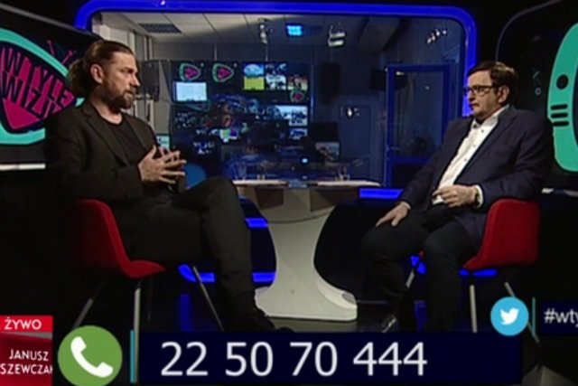 Krzysztof Feusette i Stanisław Janecki, prowadzący program "W tyle wizji"