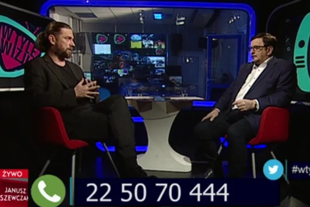 Krzysztof Feusette i Stanisław Janecki, prowadzący program "W tyle wizji"