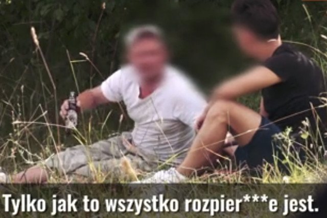 Krzysiek rozmawia z mieszkańcami bastionu PiS.