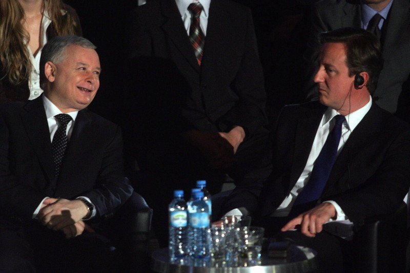 2009 rok. Jarosław Kaczyński i David Cameron na konwencja PiS do Europarlamentu.