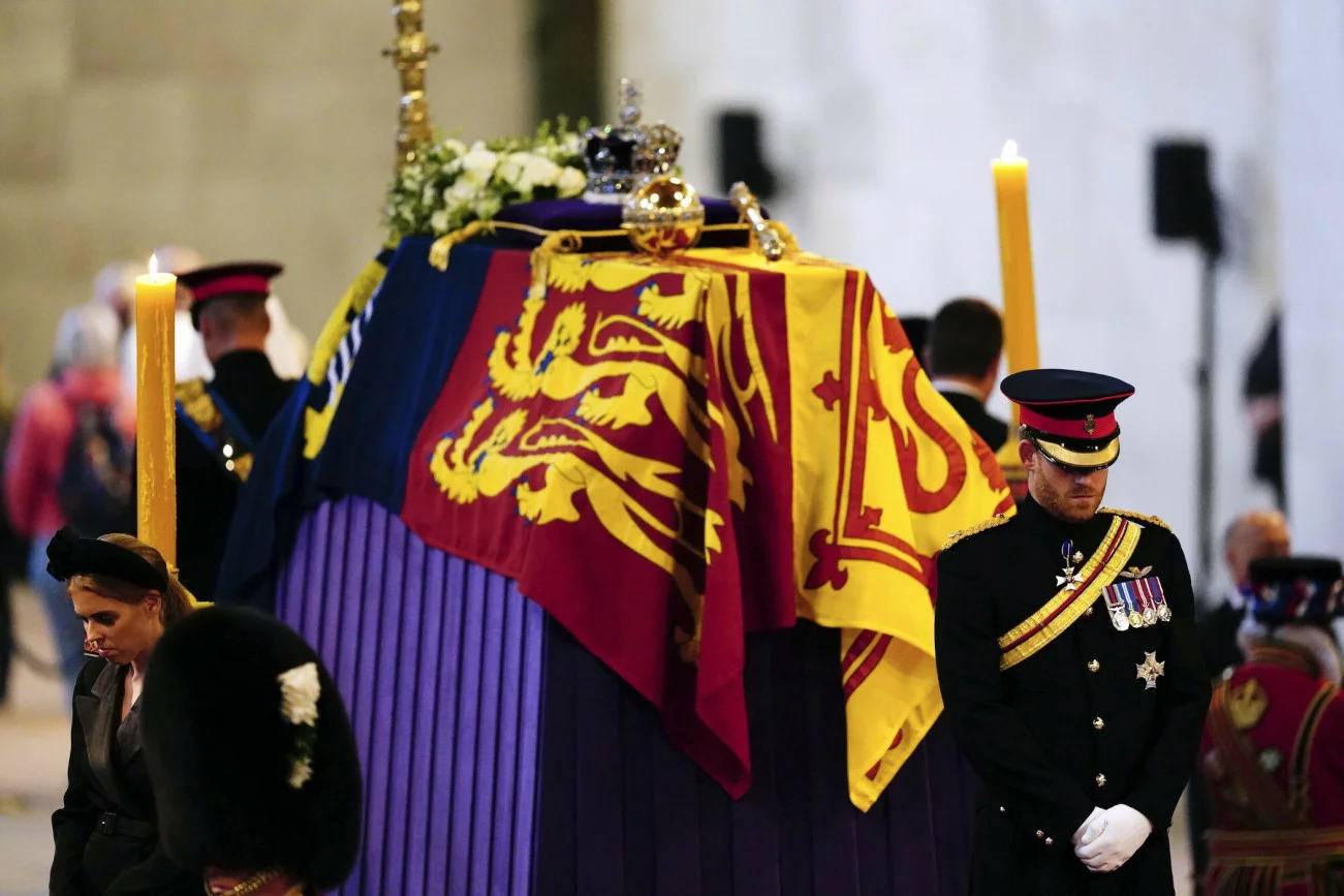 Czuwanie nad trumną królowej Elżbiety II.