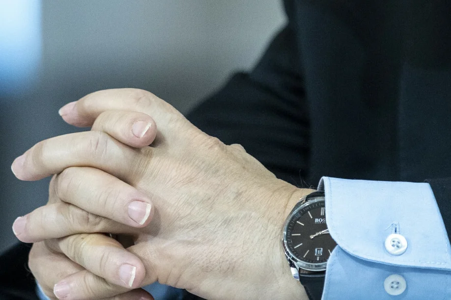 Jarosław Kaczyński miał odwrotnie założony zegarek marki Hugo Boss.