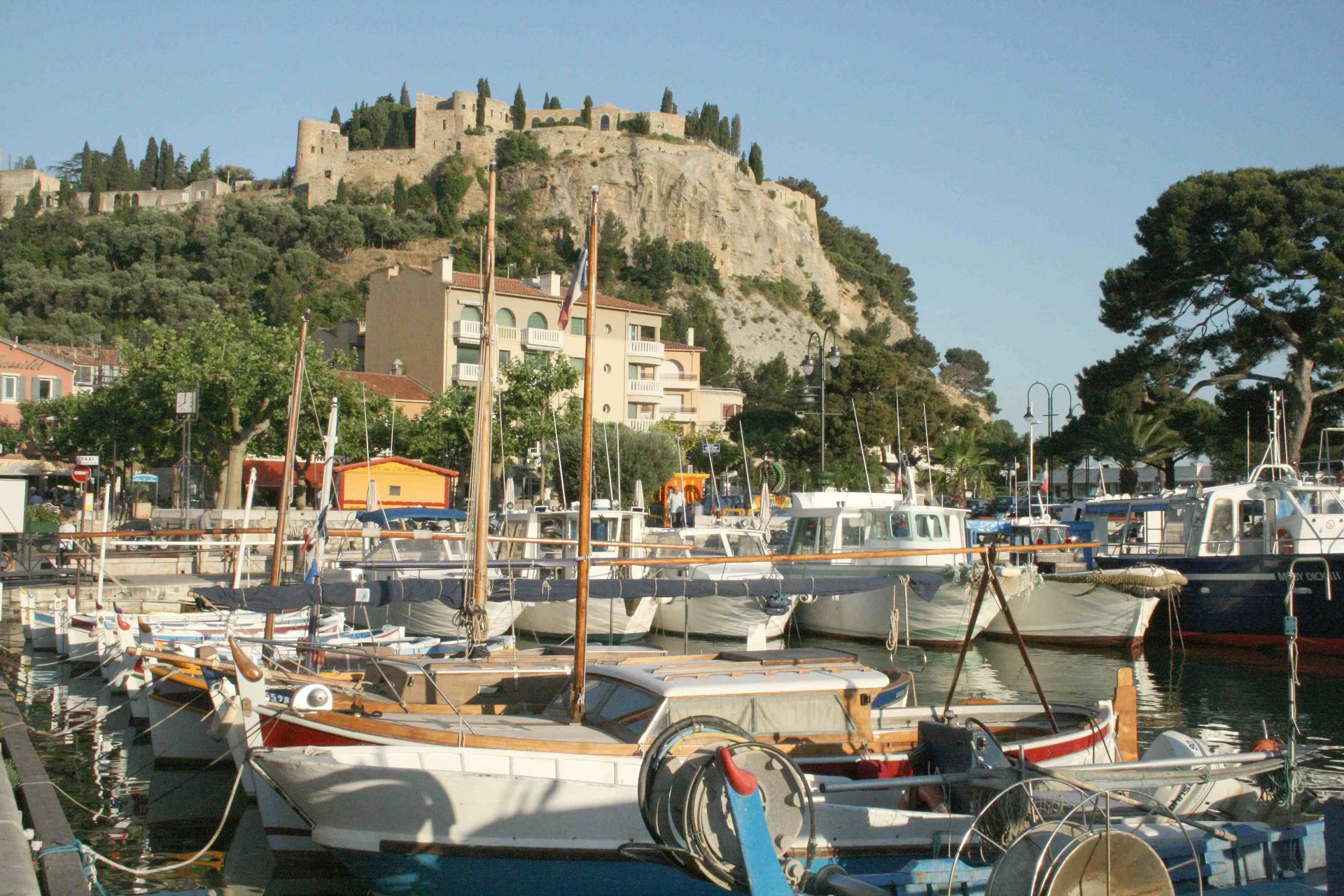 Cassis – synonim luksusu i niewymuszonej elegancji.