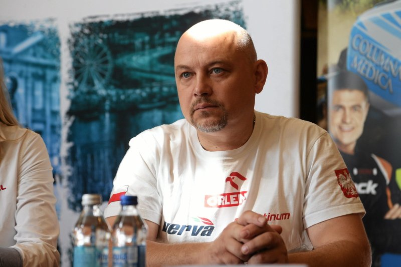 Ktoś okradł salon należący do Jacka Czachora. Traci motocykle, samochody i mnóstwo odzieży w czasie, gdy sam reprezentuje Polskę na Rajdzie Dakar.