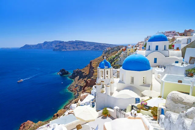 Architektura wioski Oia na greckiej wyspie Santorini