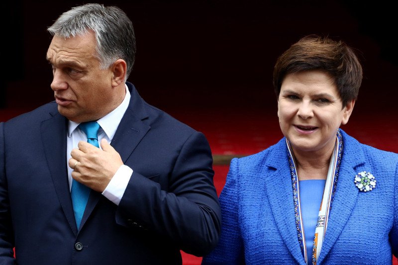 Były spotkania, uściski dłoni i wzajemne poklepywanie po plecach. Viktor Orban właśnie zmienia front, zostawiając Polskę na lodzie.