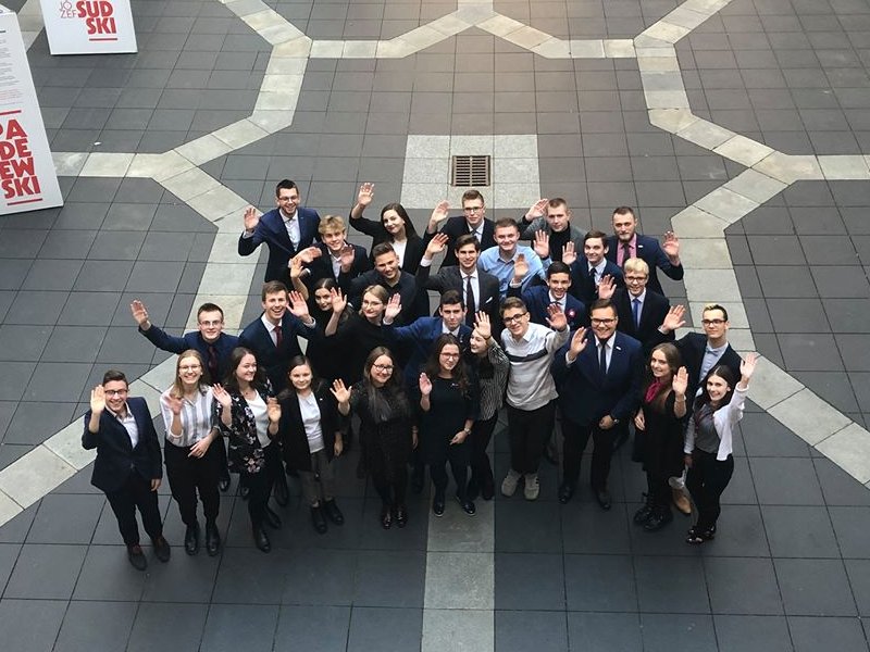 Członkowie i członkinie III kadencji Rady Dzieci i Młodzieży przy rządzie protestują przeciwko protestowi nauczycieli w czasie egzaminów.