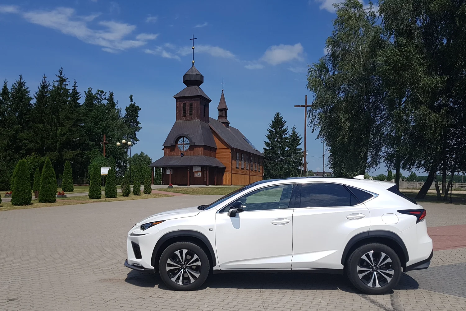 Lexus NX300 to wygodny i elegancki SUV, w którym podróżowanie to prawdziwa przyjemność.
