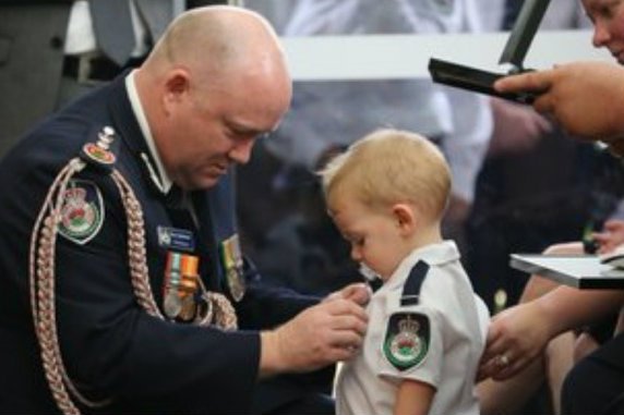 Media obiegło wzruszające zdjęcie z pogrzebu australijskiego strażaka. Jego synowi przypięto do strażackiej koszuli pośmiertne odznaczenie dla taty.