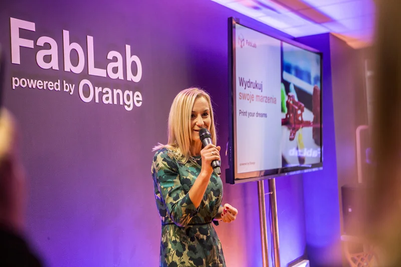 FabLab powered by Orange to nowoczesna pracownia przy ul. Twardej 14/16 w Warszawie, założona przez Fundację Orange i Stowarzyszenia Robisz.to w 2017 roku