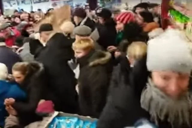 Szykują się nieprzebrane tłumy w związku z Black Weekendem w Lidlu i Biedronce.