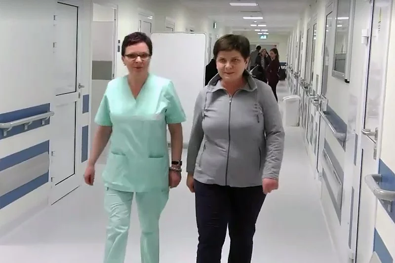 Premier Beata Szydło postanowiła ujawnić, jak trzyma się po wydarzeniach z piątku. Opublikowała na Facebooku filmik ze szpitala.