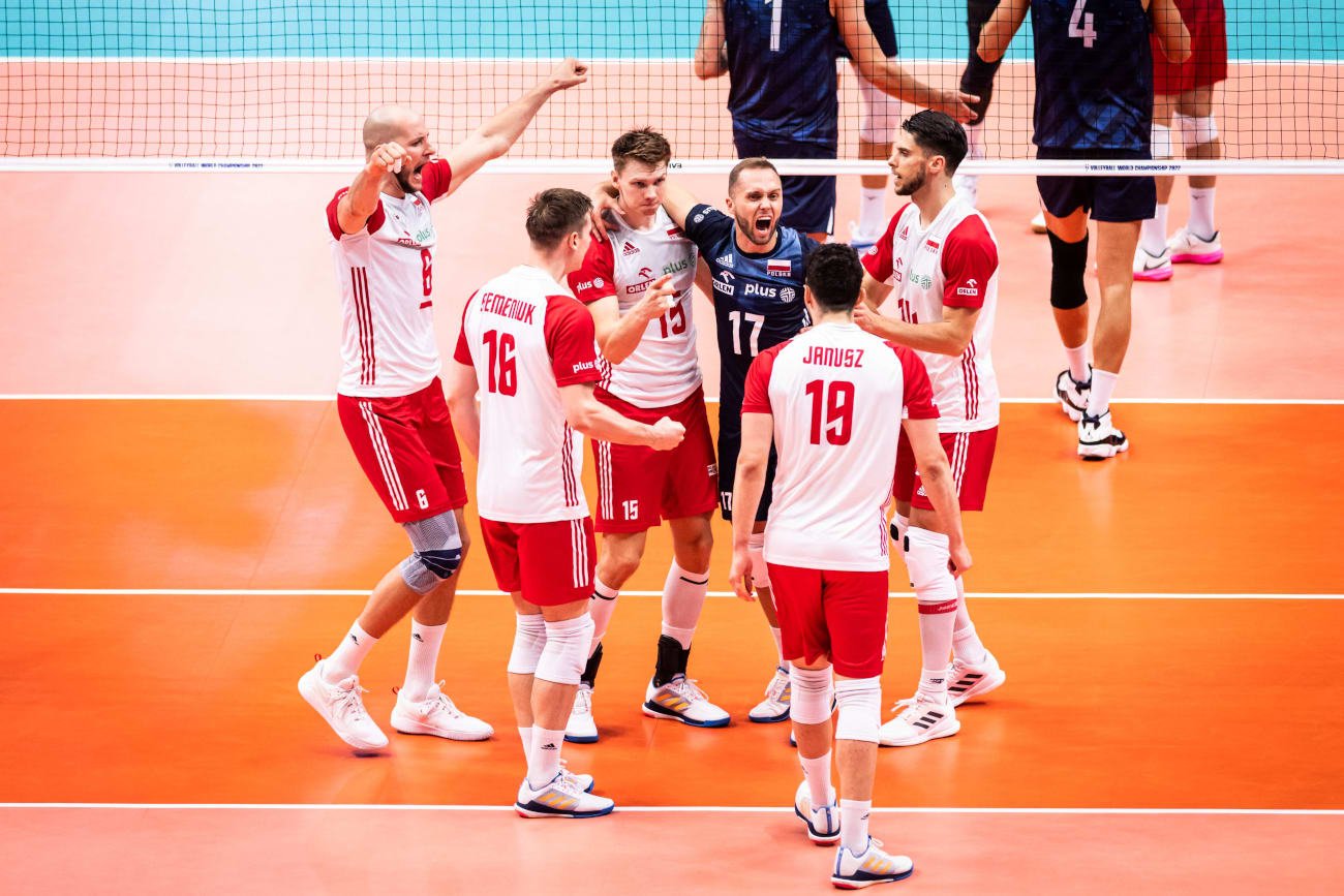 Mistrzowie świata wyszli ze sporych opresji w meczu z USA. Biało-Czerwoni zwyciężyli w tie-breaku i zagrają o medale.