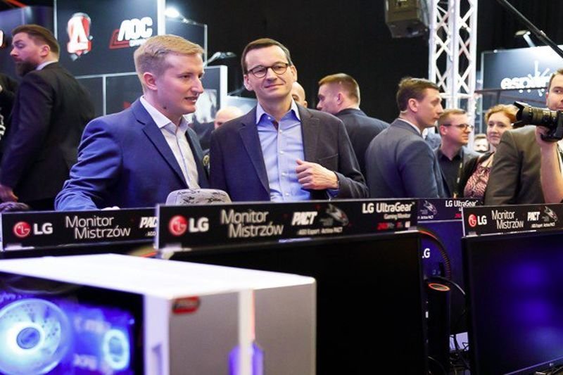 Premier Mateusz Morawiecki przyznał się w co grał w przeszłości.