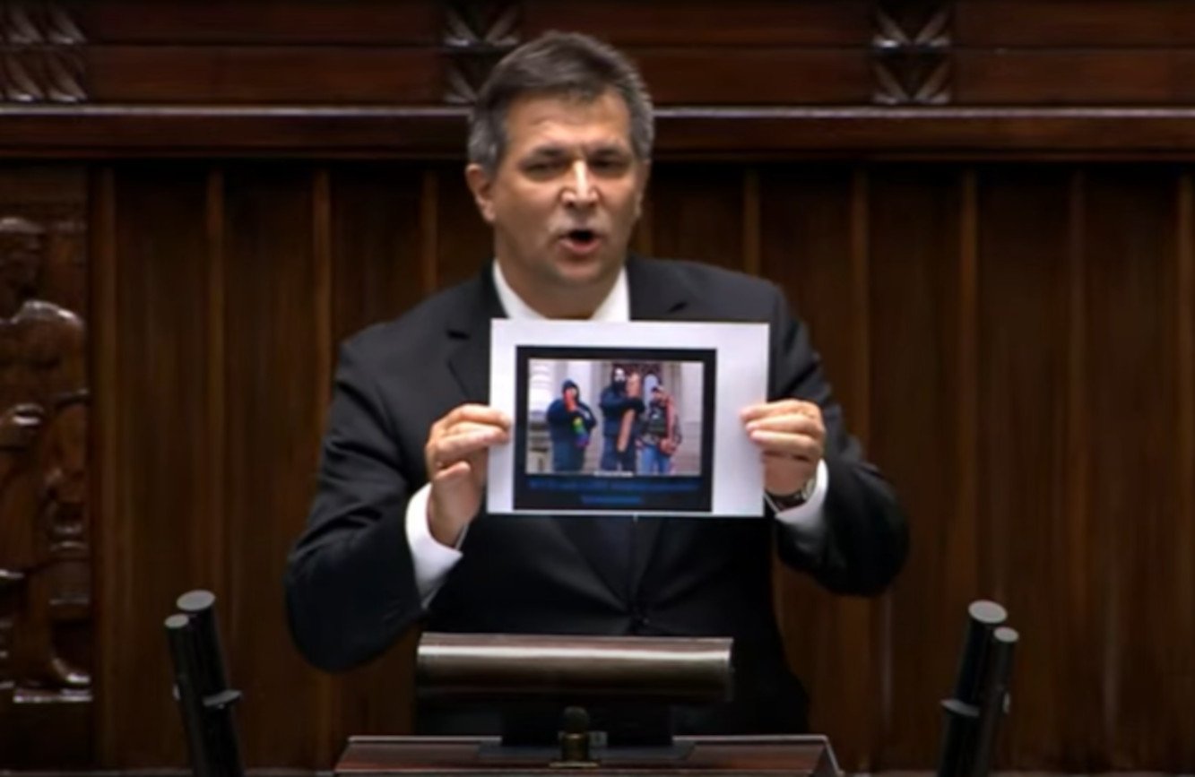 Poseł PiS Piotr Kaleta pokazał zdjęcia z parady równości. To fotomontaż.