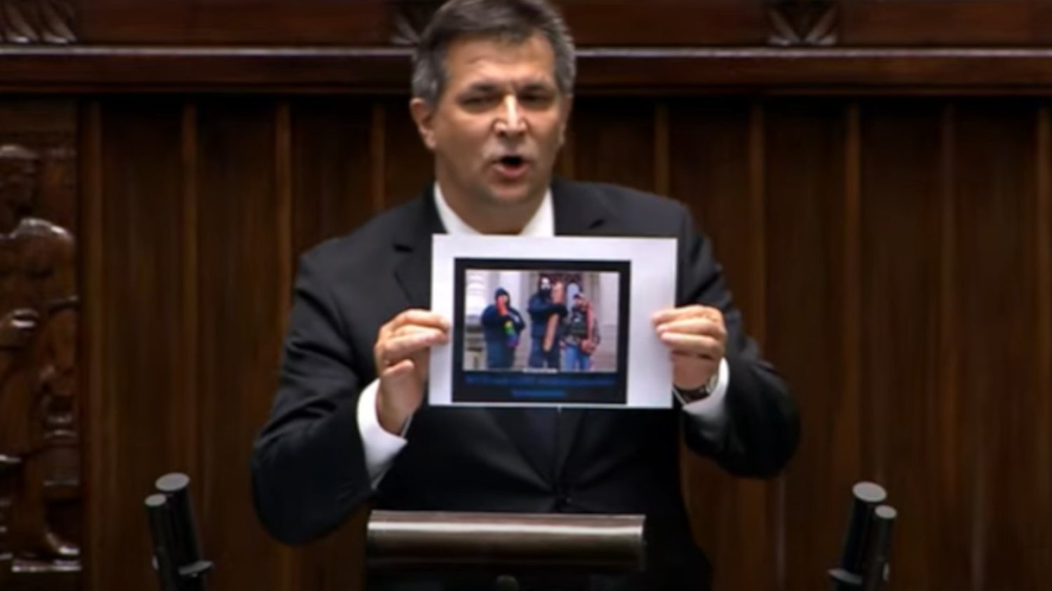 Poseł PiS Piotr Kaleta pokazał zdjęcia z parady równości. To fotomontaż.