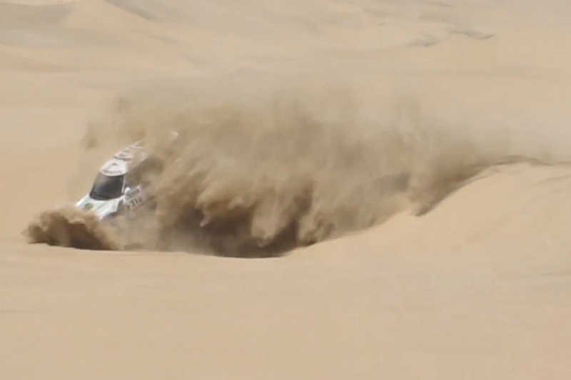 Krzysztof Hołowczyc uległ groźnemu wypadkowi, który zakończył jego przygodę w tegorocznym Rajdzie Dakar. Ten film pokazuje jak do tego doszło.