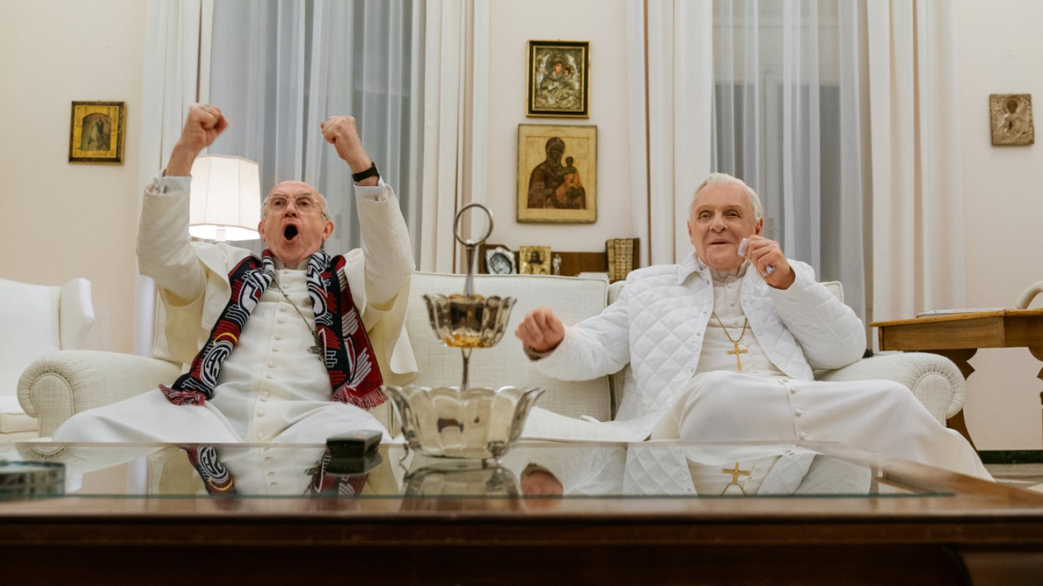 "Dwóch papieży" to film ukazujący ludzką stronę Benedykta XVI i Franciszka