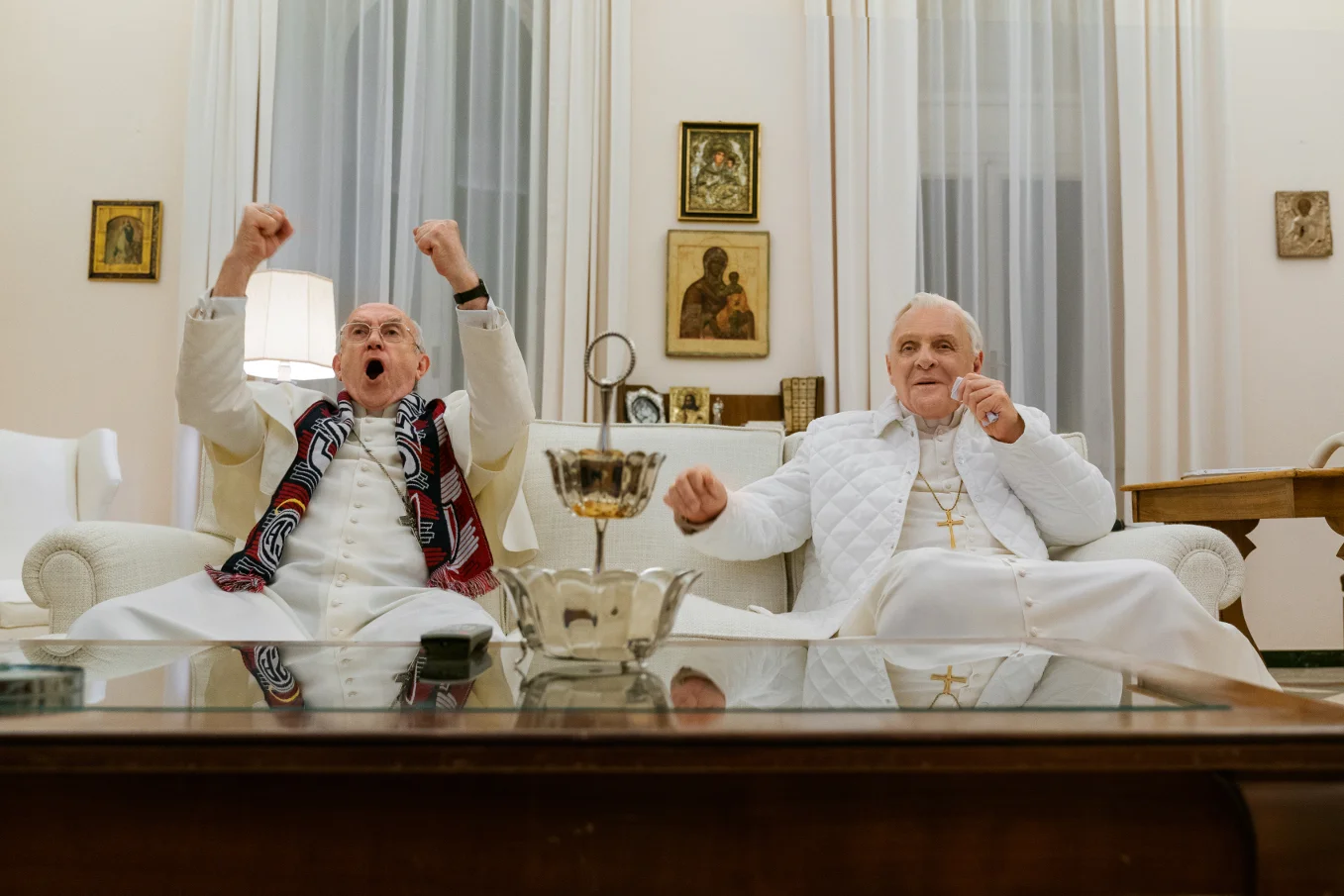 "Dwóch papieży" to film ukazujący ludzką stronę Benedykta XVI i Franciszka