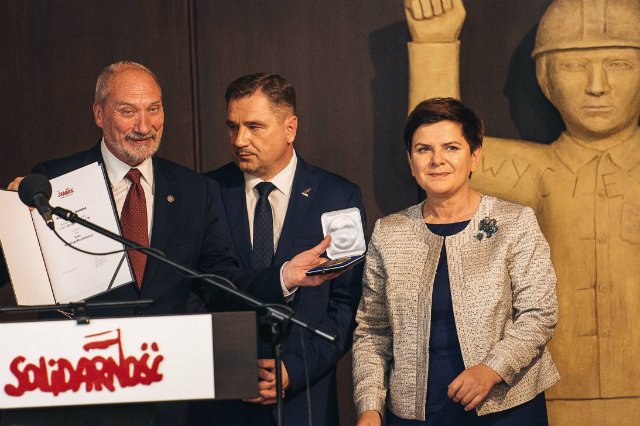 Antoni Macierewicz, Beata Szydło i Piotr Duda w sali BHP Stoczni Gdańskiej.