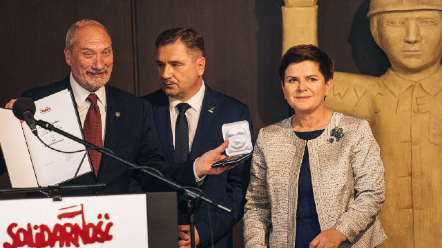 Antoni Macierewicz, Beata Szydło i Piotr Duda w sali BHP Stoczni Gdańskiej.